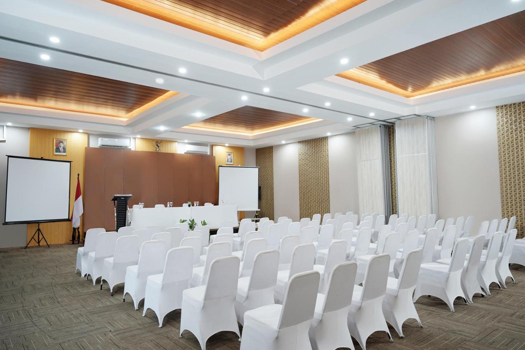 Front One Hotel Sragen Екстер'єр фото