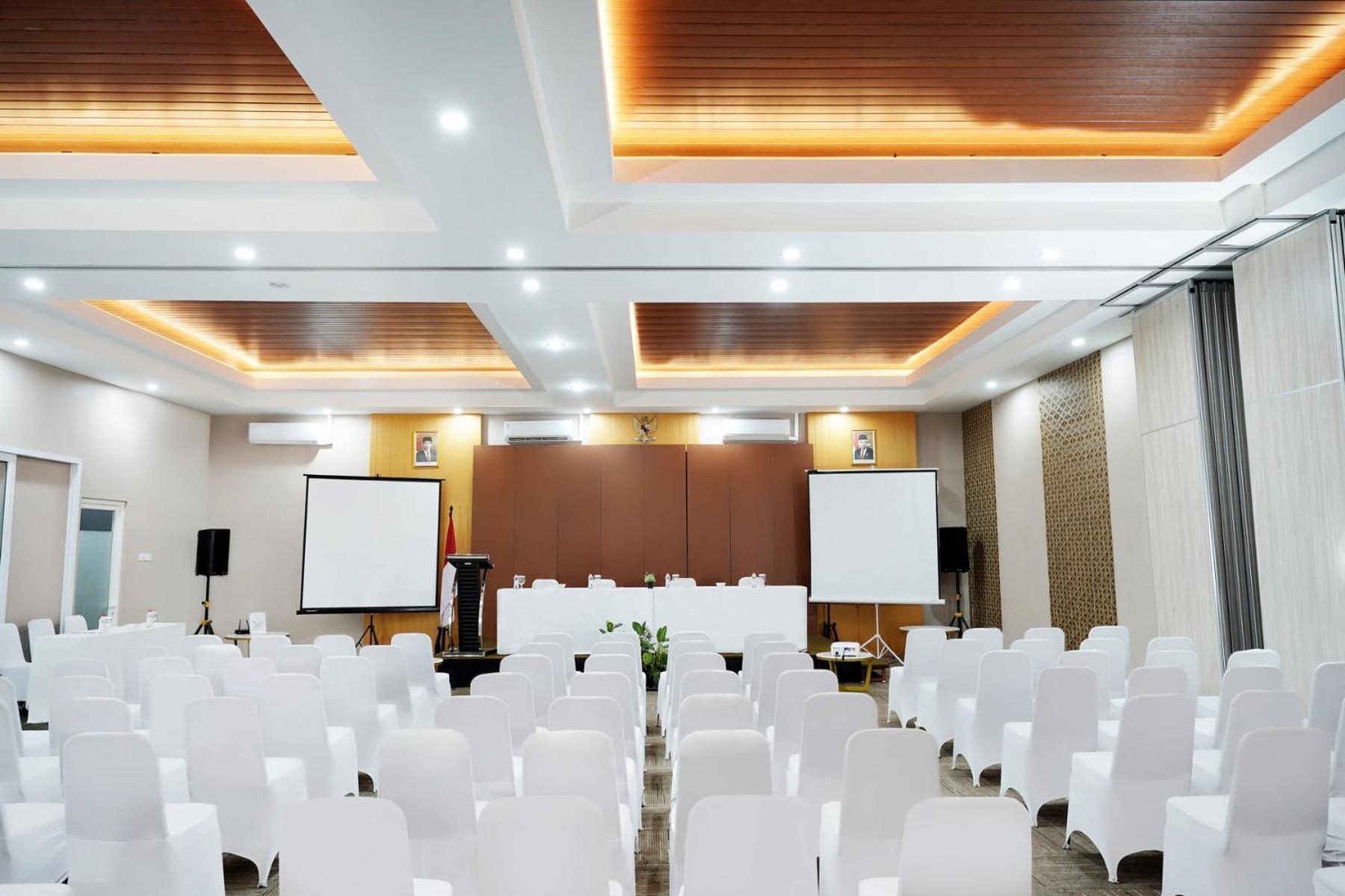 Front One Hotel Sragen Екстер'єр фото