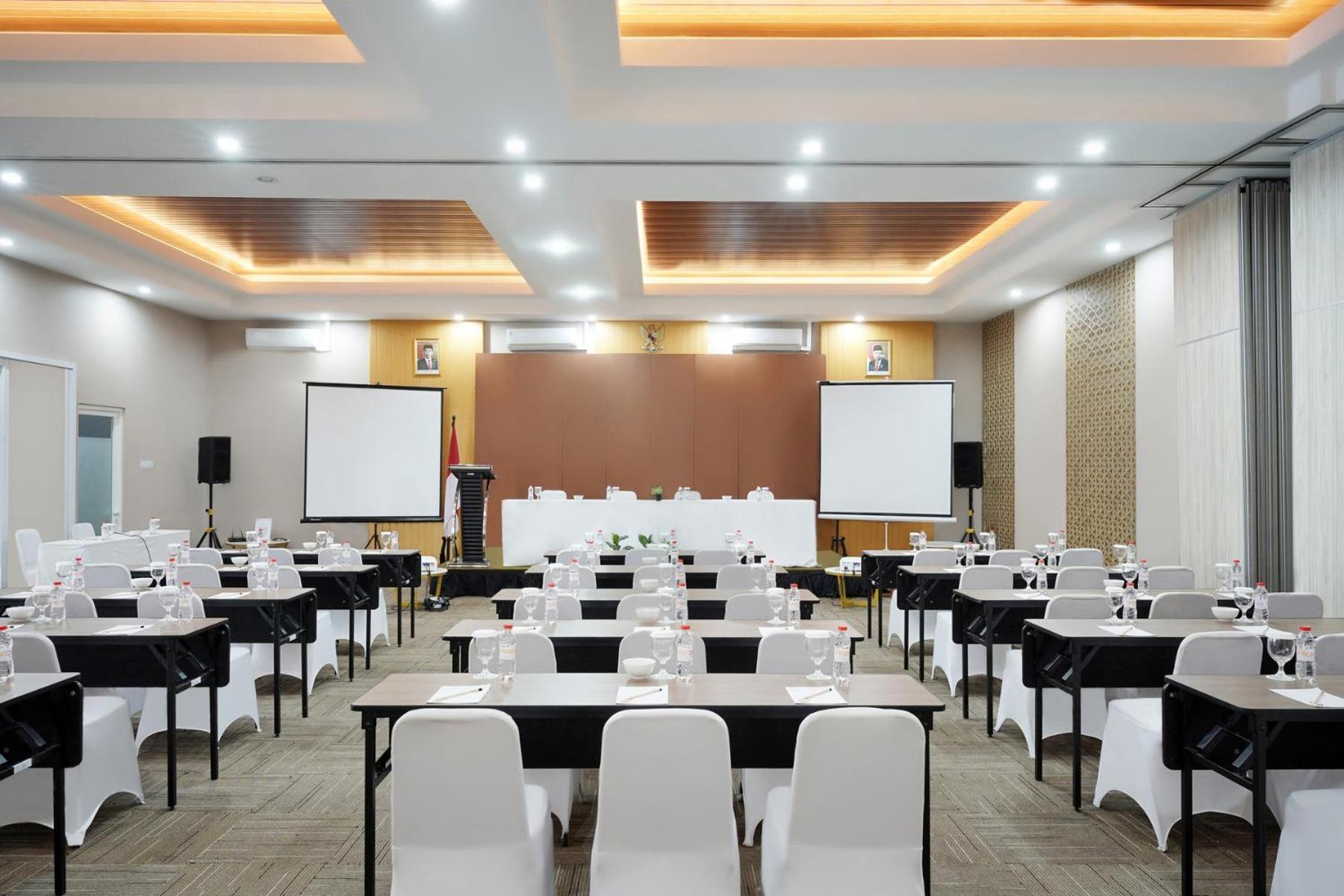 Front One Hotel Sragen Екстер'єр фото