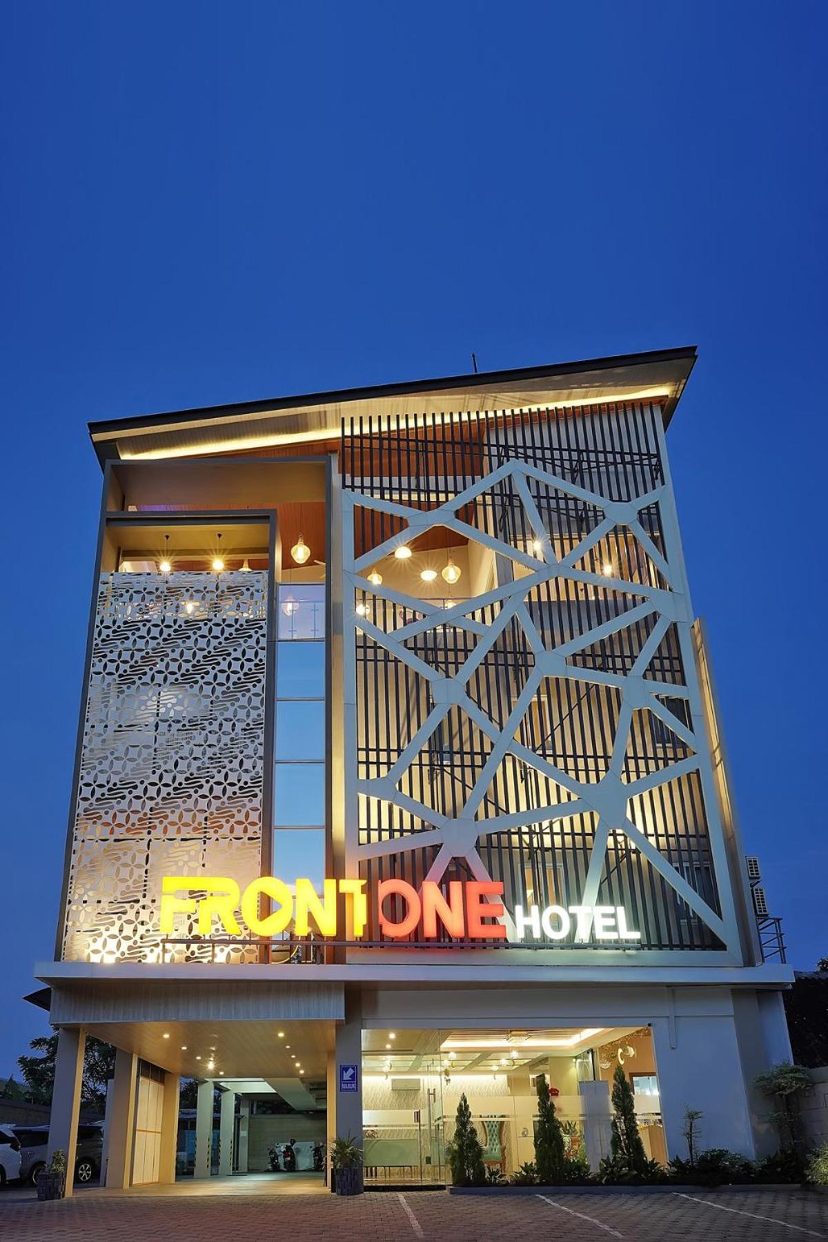 Front One Hotel Sragen Екстер'єр фото